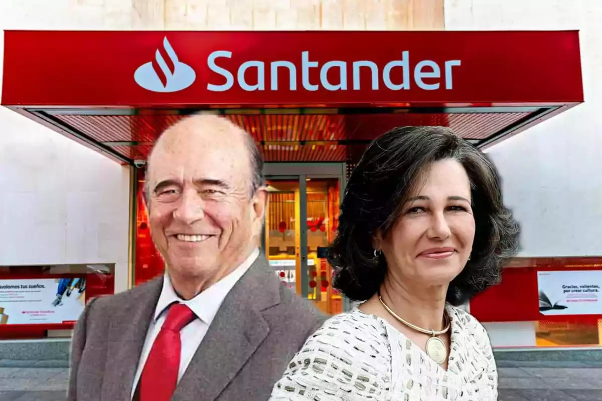 Dos personas posando frente a una sucursal del banco Santander.