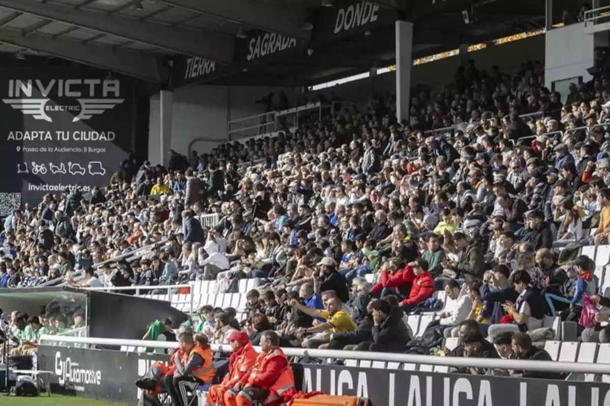 Una multitud de personas sentadas en las gradas de un estadio durante un evento deportivo.