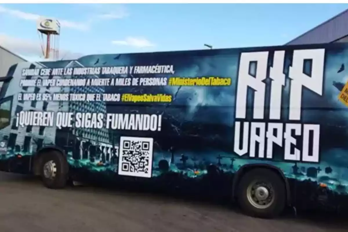 Un autobús con un diseño gráfico que promueve el vapeo como menos tóxico que el tabaco con mensajes en contra de las industrias tabacaleras y farmacéuticas y un código QR en el lateral.