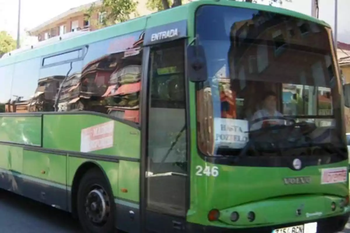 Un autobúes de los que realizan la ruta entre Madrid (Moncloa) y Pozuelo de Alarcón. Un autobúes de los que realizan la ruta entre Madrid (Moncloa) y Pozuelo de Alarcón.