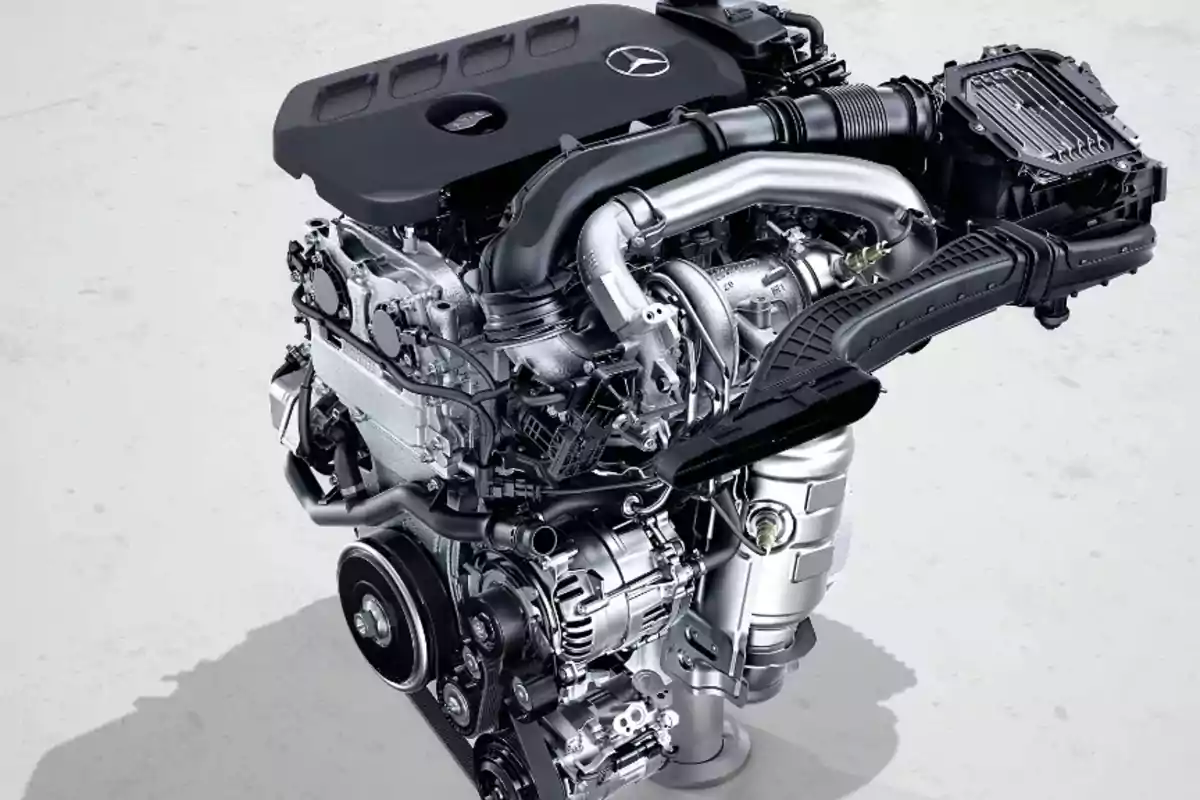 Motor de automóvil de alta tecnología con componentes visibles y cubierta superior negra. Motor de automóvil de alta tecnología con componentes visibles y cubierta superior negra.
