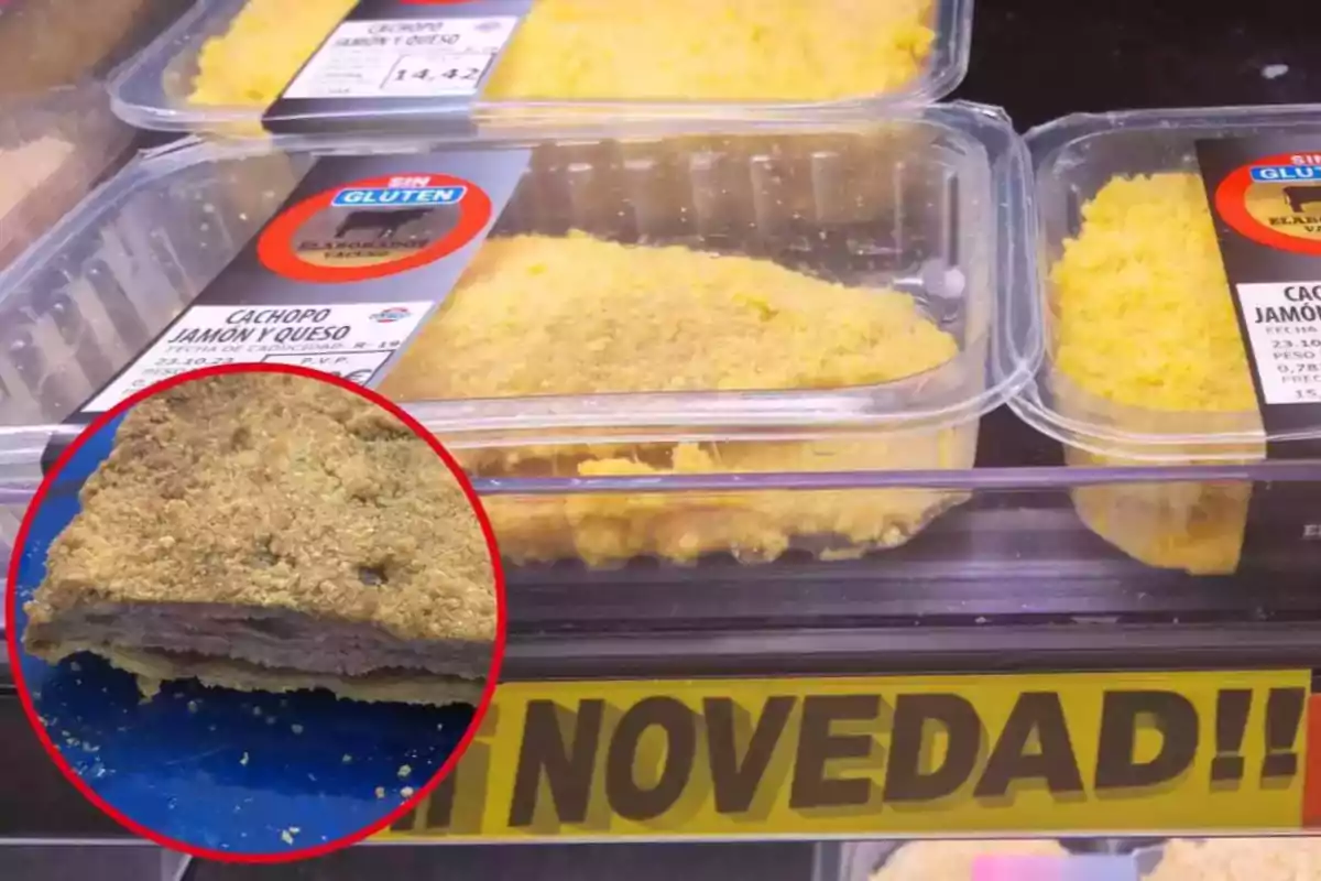 Paquetes de cachopo de jamón y queso sin gluten en un supermercado, con un cartel que indica Paquetes de cachopo de jamón y queso sin gluten en un supermercado, con un cartel que indica