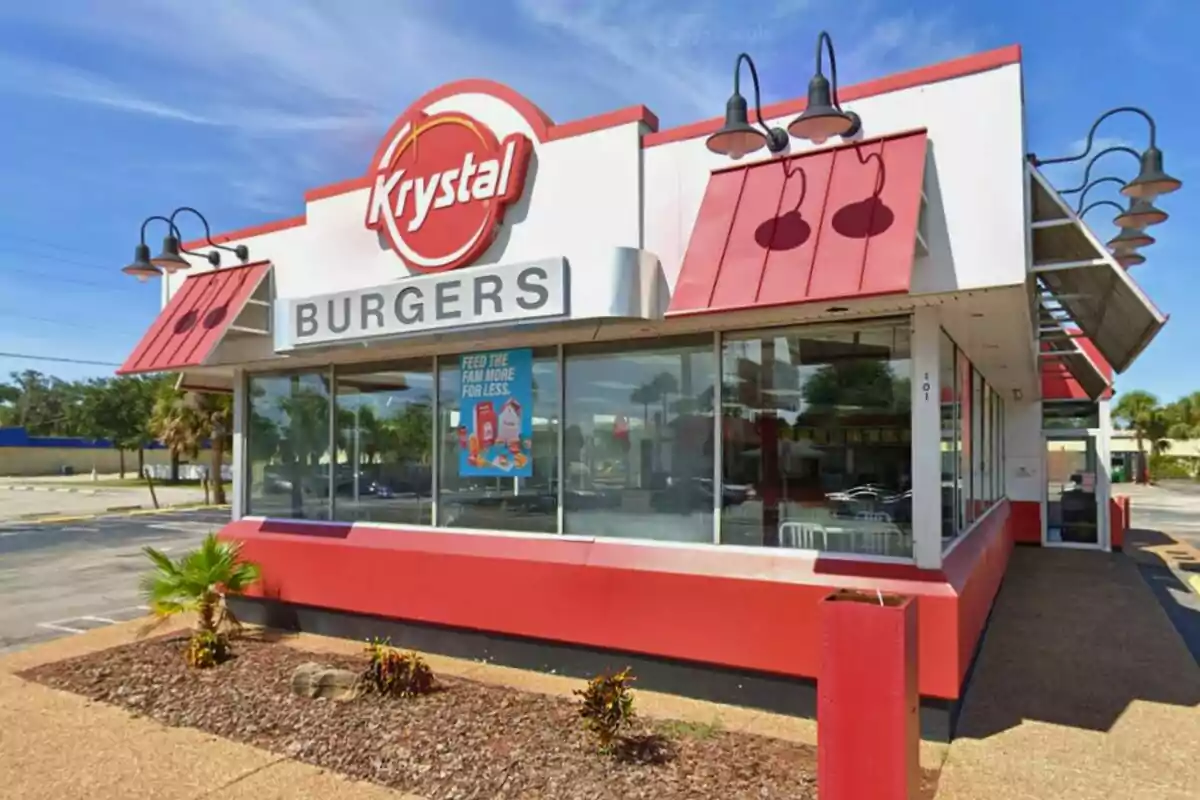 Un restaurante de hamburguesas con un diseño exterior en rojo y blanco, con un letrero grande que dice Un restaurante de hamburguesas con un diseño exterior en rojo y blanco, con un letrero grande que dice