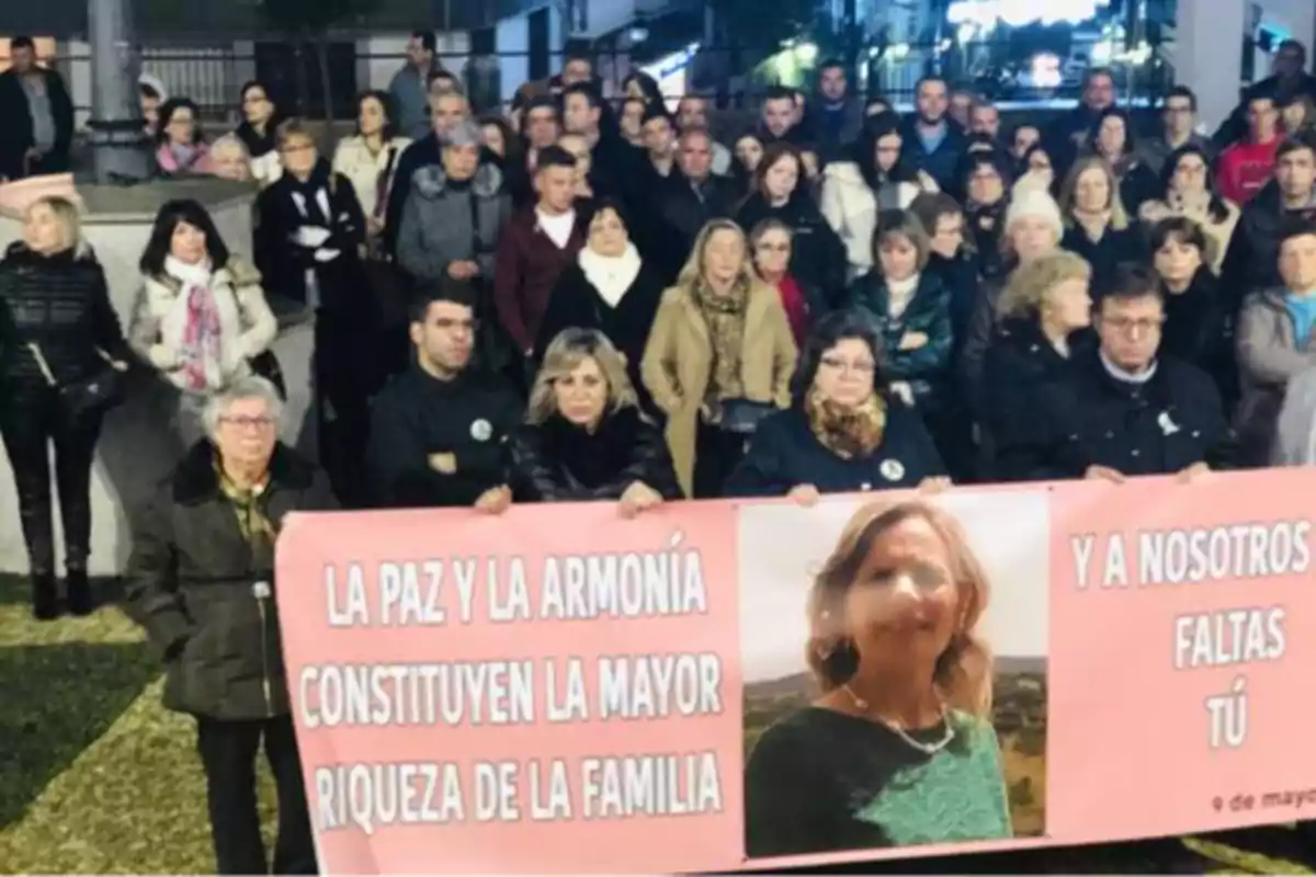 Un grupo de personas se reúne sosteniendo una pancarta que promueve la paz y la armonía como valores familiares.