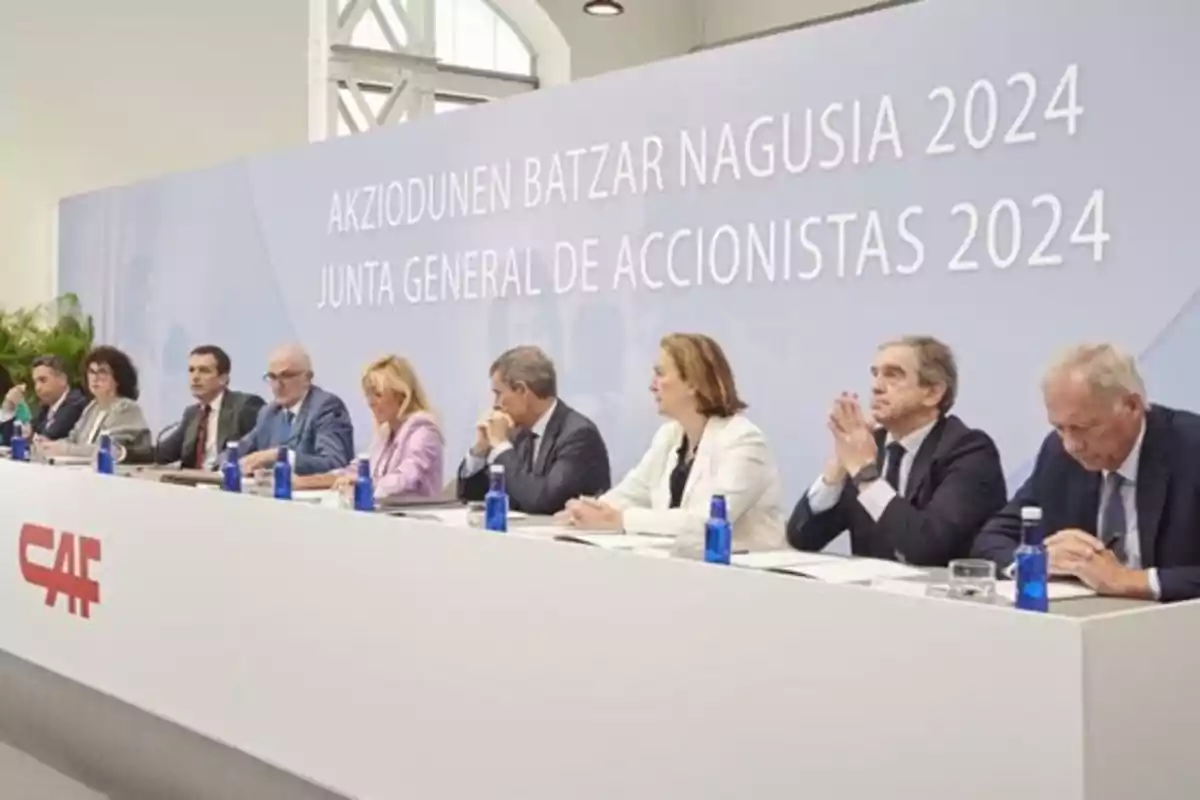 Mesa directiva en la Junta General de Accionistas 2024 de CAF.