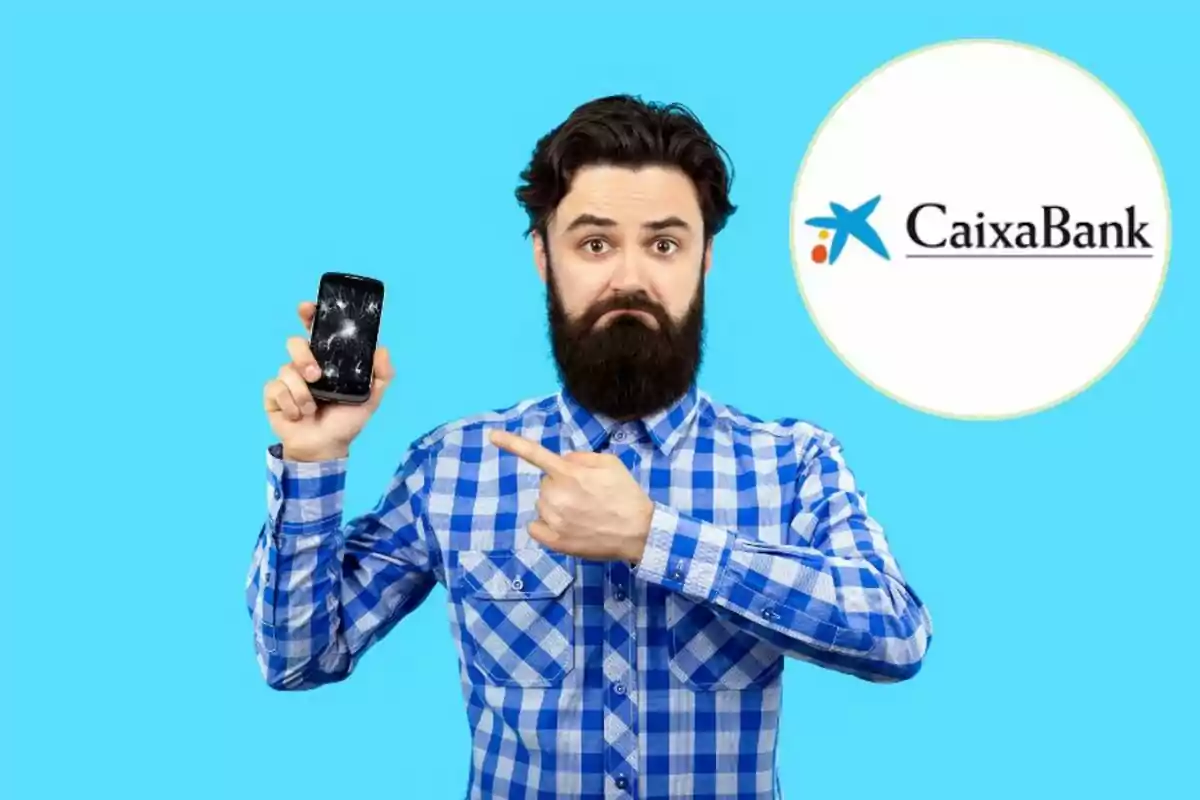 Hombre con camisa de cuadros azules señalando un teléfono con pantalla rota junto al logo de CaixaBank sobre un fondo azul.