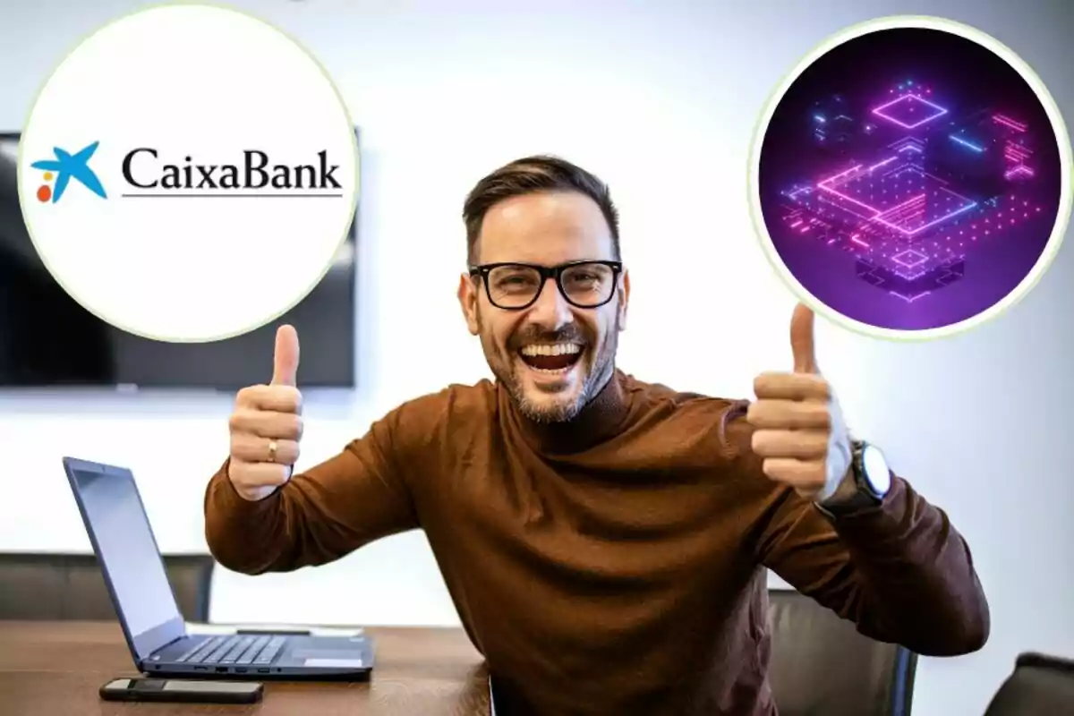 Hombre sonriente con gafas levantando los pulgares frente a una computadora portátil con el logo de CaixaBank y un gráfico digital en burbujas.