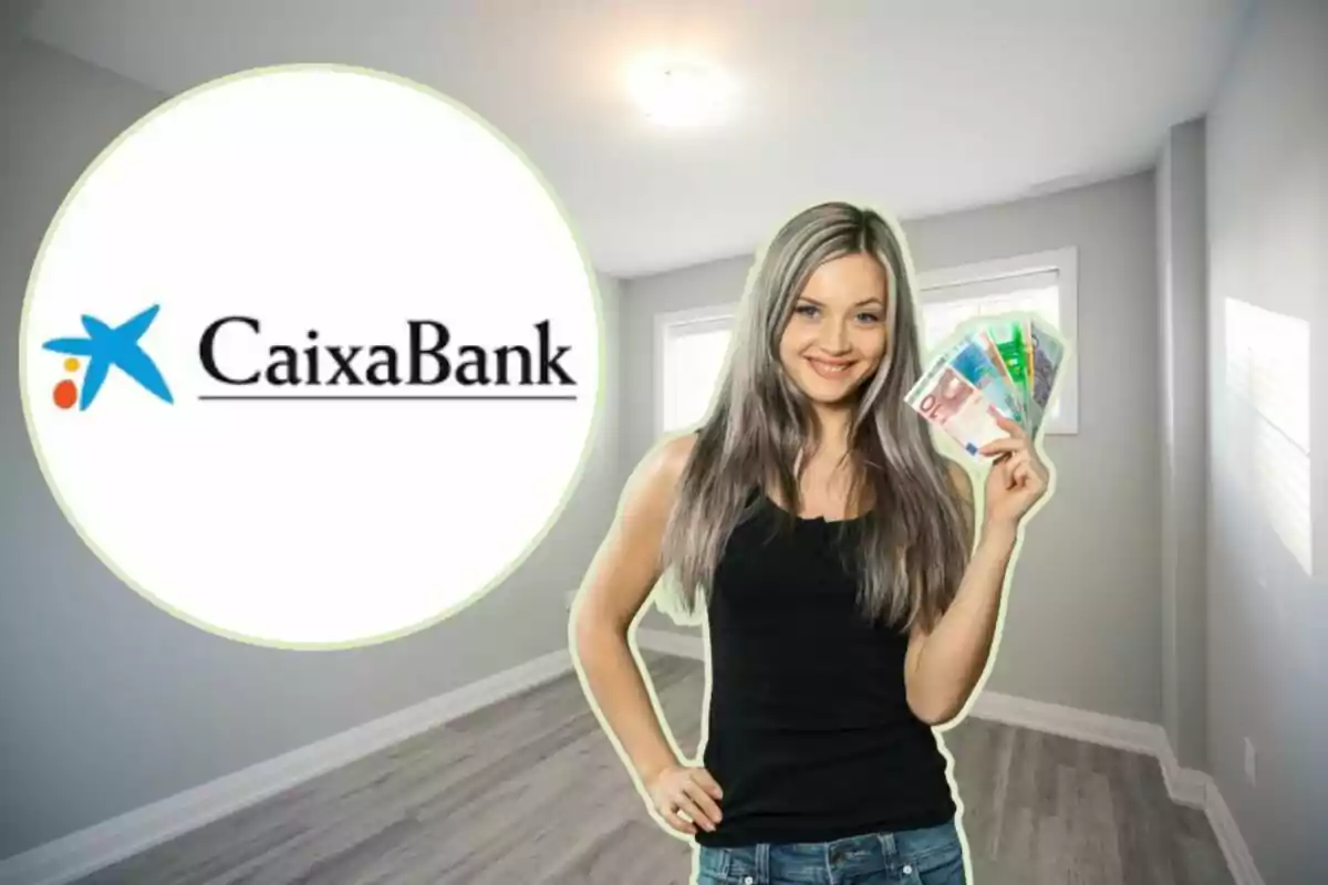 Una mujer sonriente sostiene varios billetes en la mano mientras está de pie en una habitación vacía, con el logotipo de CaixaBank en un círculo a su izquierda.