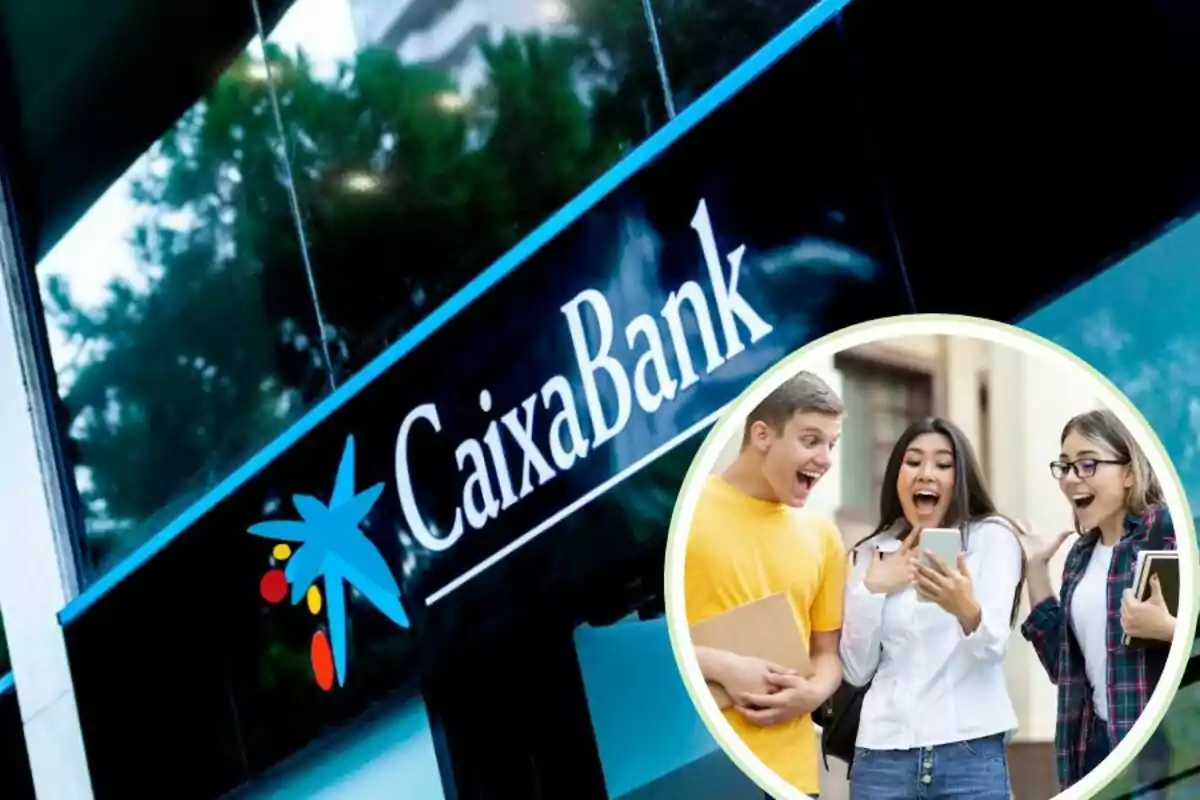 Un letrero de CaixaBank junto a una imagen de tres personas jóvenes mirando un teléfono móvil con expresiones de sorpresa y alegría.