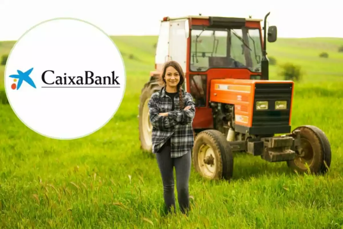 Una mujer sonriente de pie en un campo verde con un tractor rojo al fondo y el logotipo de CaixaBank en la esquina izquierda.