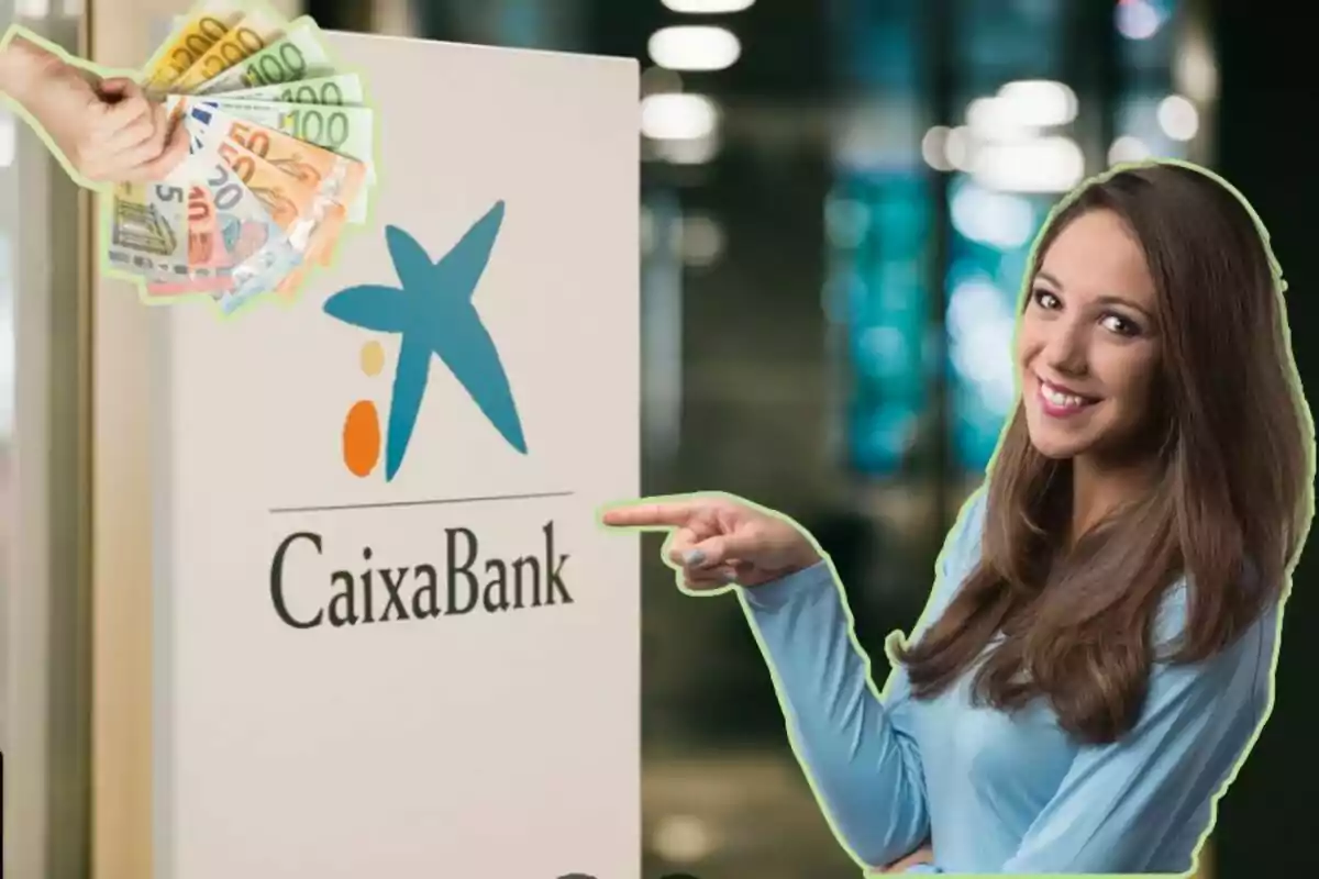 Una mujer sonriente señala un cartel de CaixaBank mientras una mano sostiene varios billetes de euro.