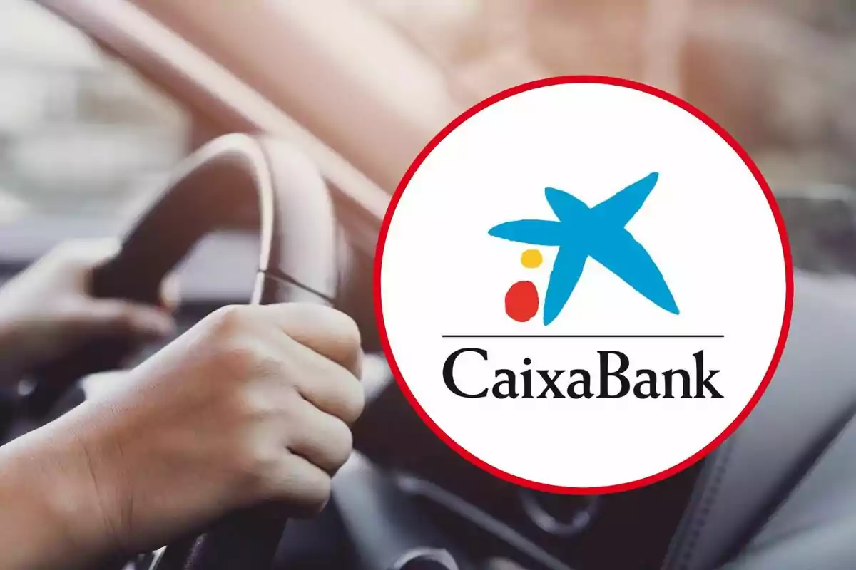 Manos sujetando un volante con el logo de CaixaBank en primer plano