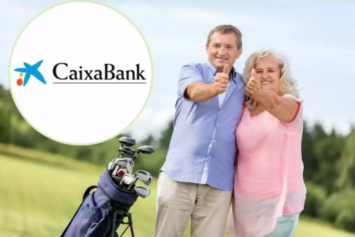 Una pareja mayor sonriente con los pulgares hacia arriba junto a un campo de golf y un logotipo de CaixaBank.