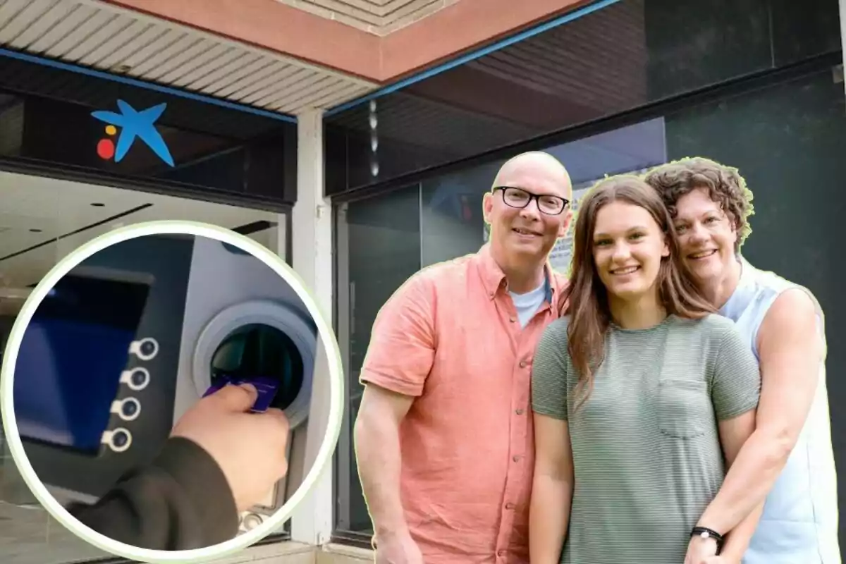 Una familia sonriente posando frente a una sucursal bancaria con un recuadro que muestra una mano insertando una tarjeta en un cajero automático.