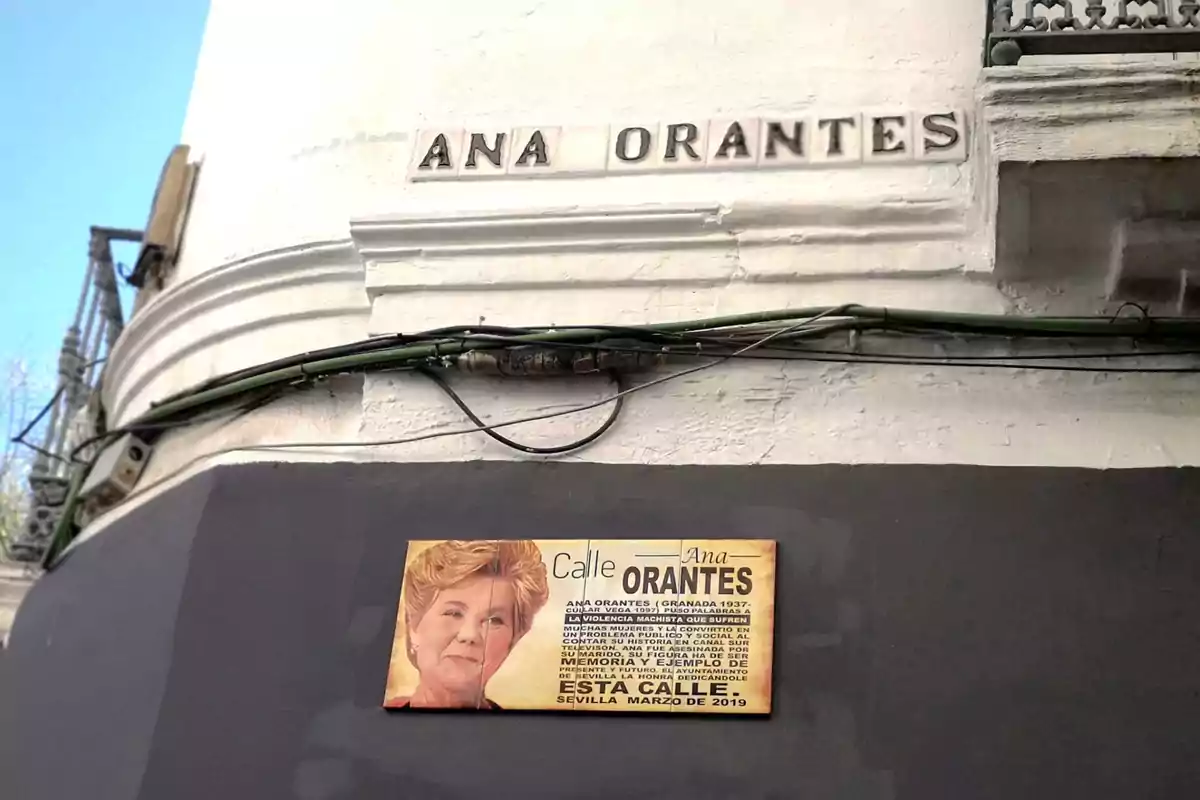 Una placa en la pared con el nombre 