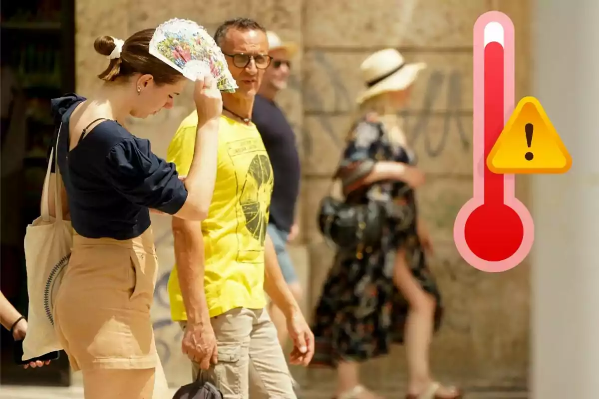 Personas caminando por la calle en un día caluroso, una mujer se abanica mientras un hombre con camiseta amarilla pasa a su lado, al fondo hay un termómetro rojo con un signo de advertencia.