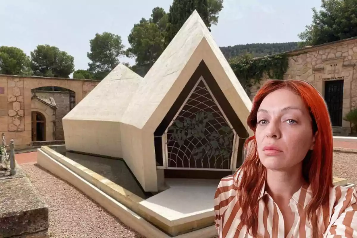 Una mujer con cabello rojo y camisa a rayas frente a una estructura arquitectónica moderna en un entorno al aire libre.