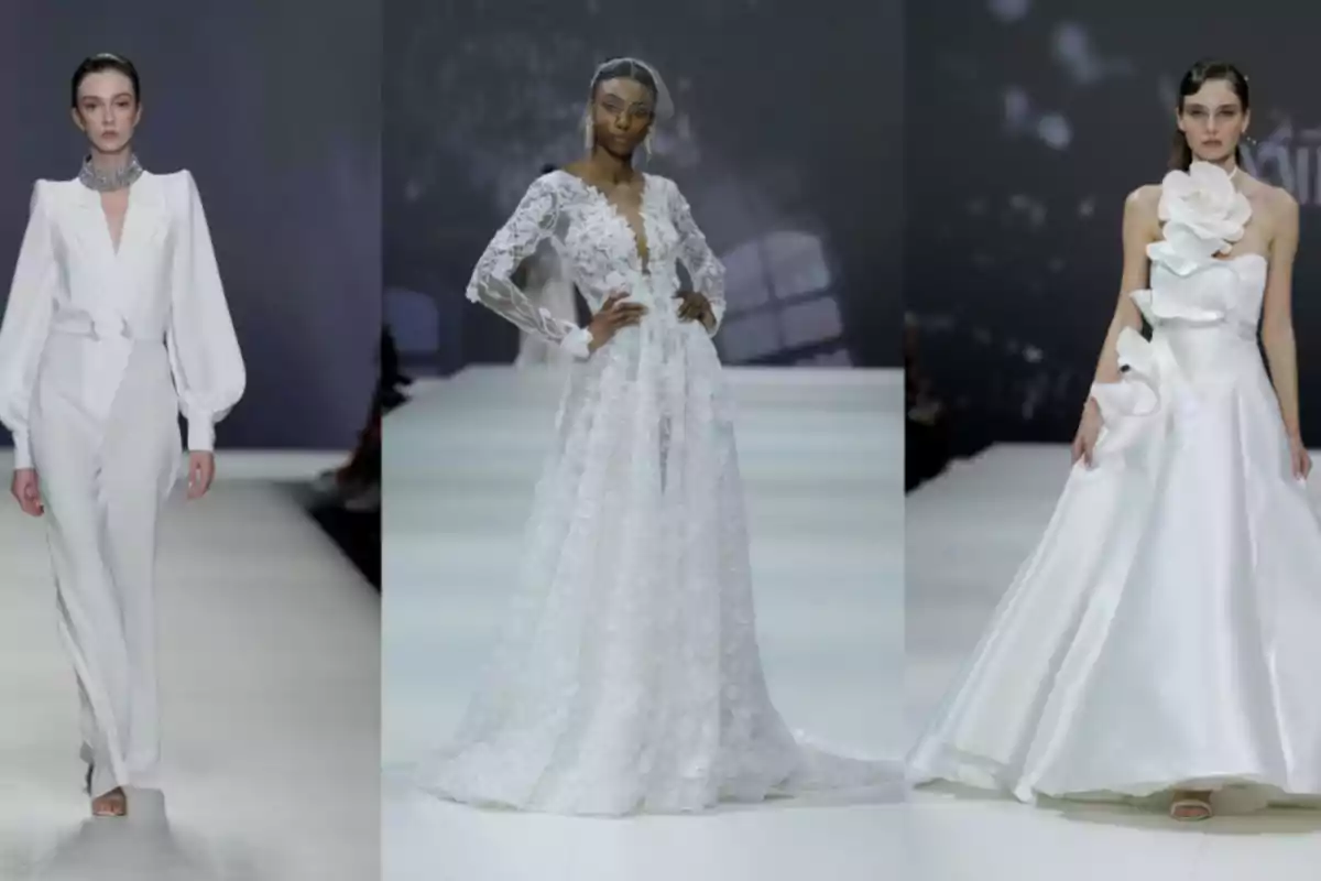 Tres modelos desfilan en la pasarela luciendo elegantes vestidos de novia en tonos blancos, cada uno con un diseño único y sofisticado.