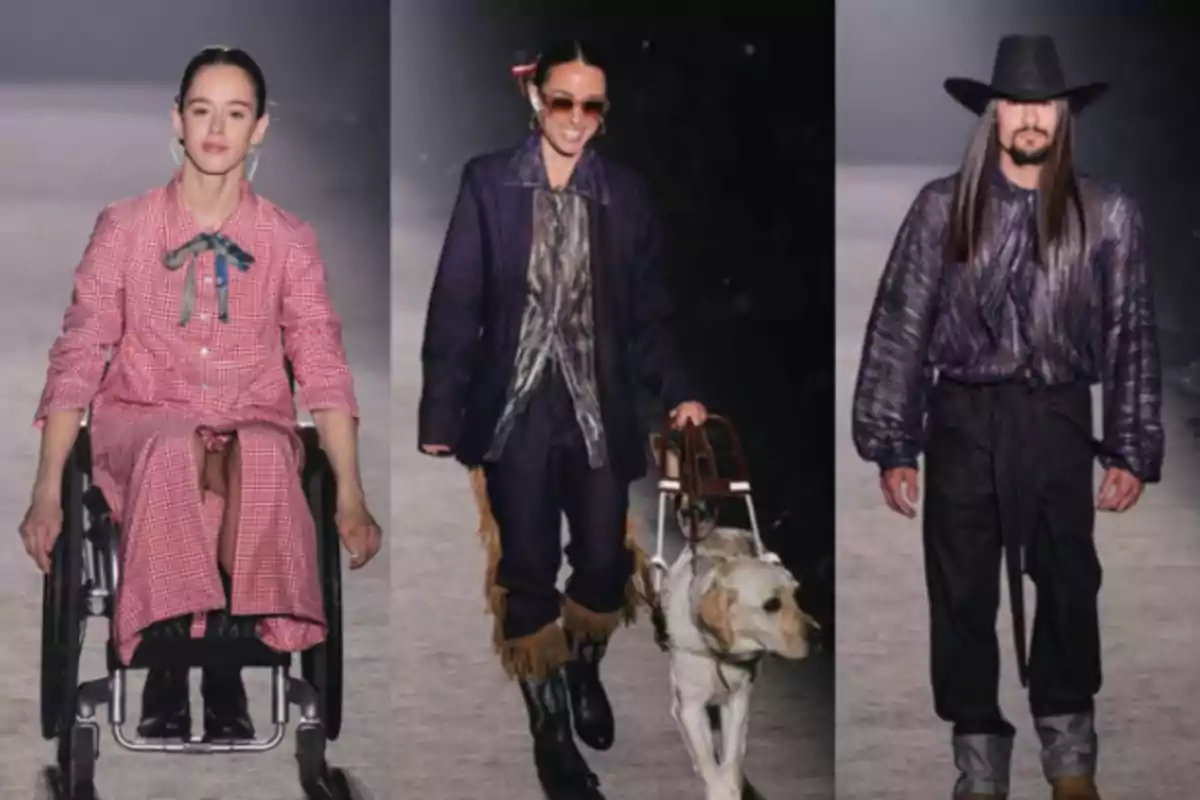 Tres modelos desfilan en una pasarela, uno en silla de ruedas, otro con un perro guía y el tercero con un sombrero de vaquero.