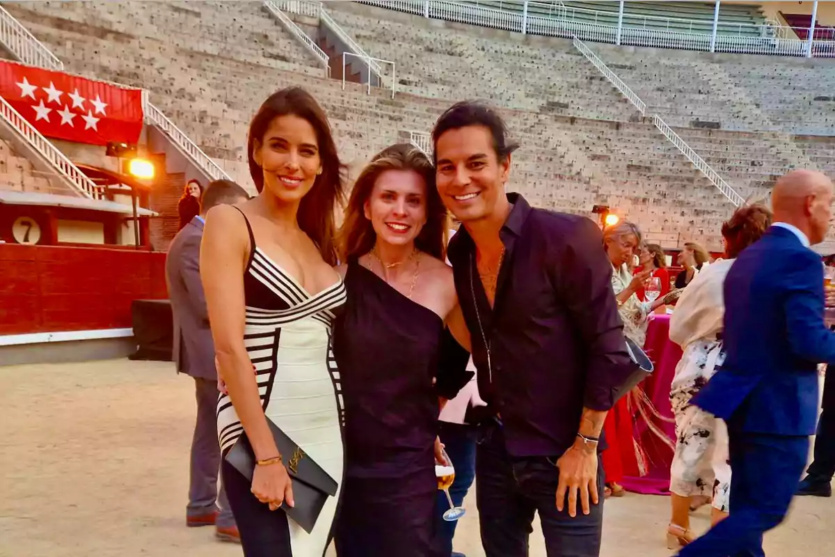La modelo Ariadna Romero junto a la redactora de Elcierredigital.com  Alejandra De La Llave y el cantante Julio Iglesias Jr