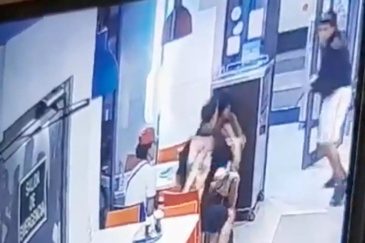 Una cámara de seguridad captura el momento en que varias personas interactúan en el interior de un establecimiento.