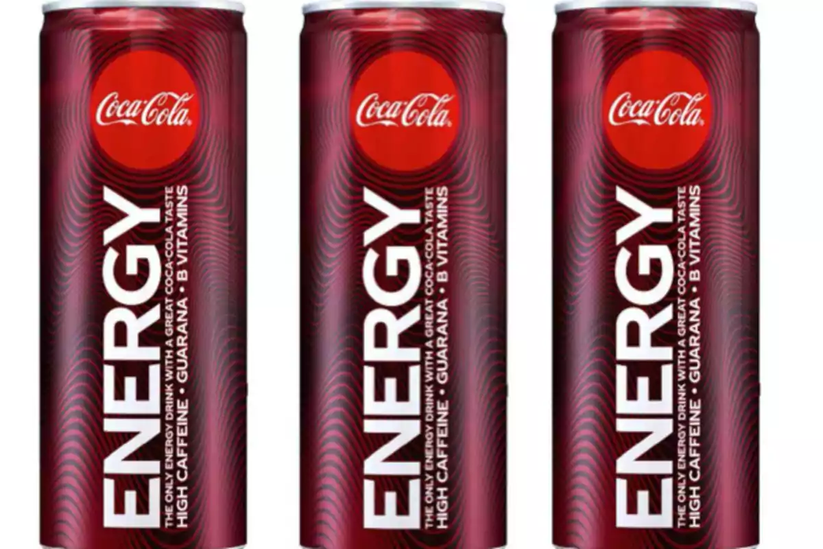 Tres latas de bebida energética Coca-Cola Energy con alto contenido de cafeína, guaraná y vitaminas B.