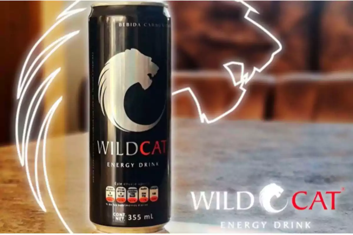 Lata de bebida energética Wild Cat sobre una superficie con un fondo desenfocado y un diseño de león estilizado en blanco.