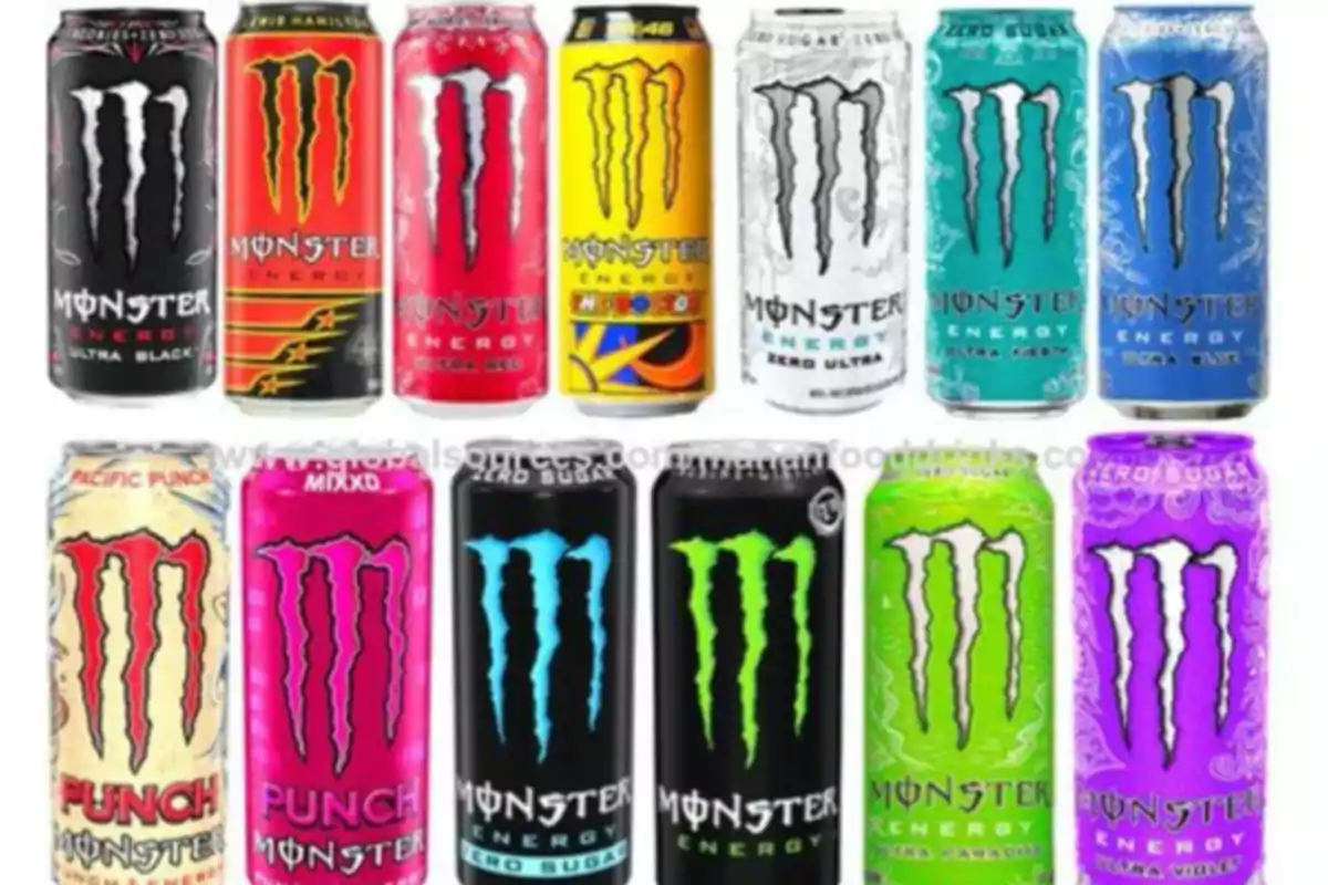Latas de diferentes sabores y colores de la bebida energética Monster Energy.