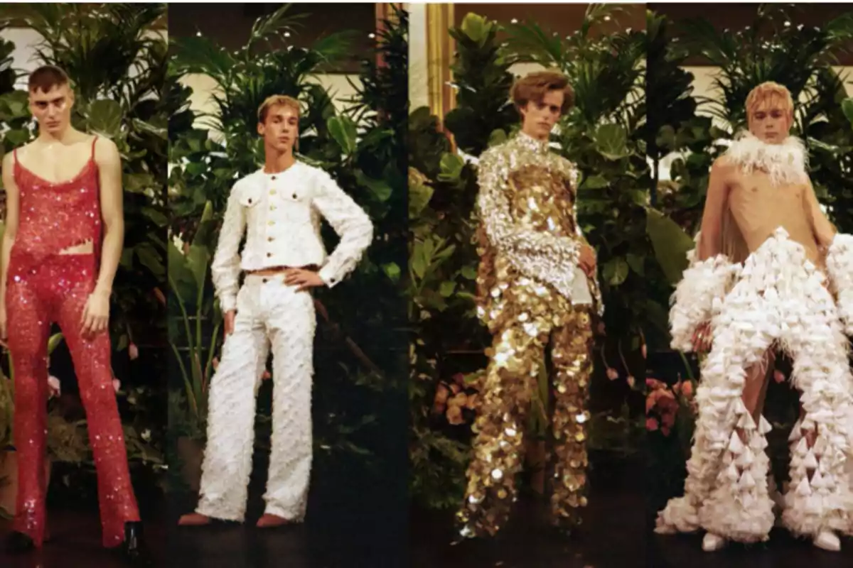 Cuatro modelos posan con trajes extravagantes y coloridos frente a un fondo de plantas tropicales.