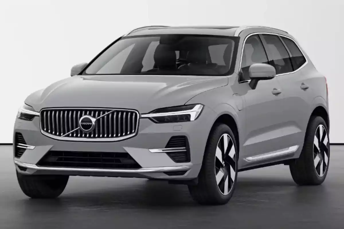 Un SUV Volvo XC60 gris estacionado en un entorno minimalista. xc60 t6