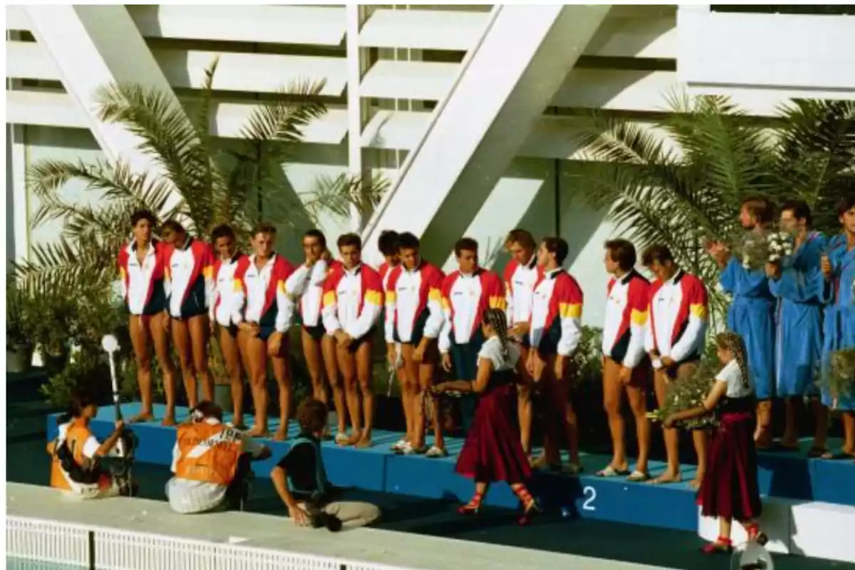 Equipo de waterpolo en una ceremonia de premiación.