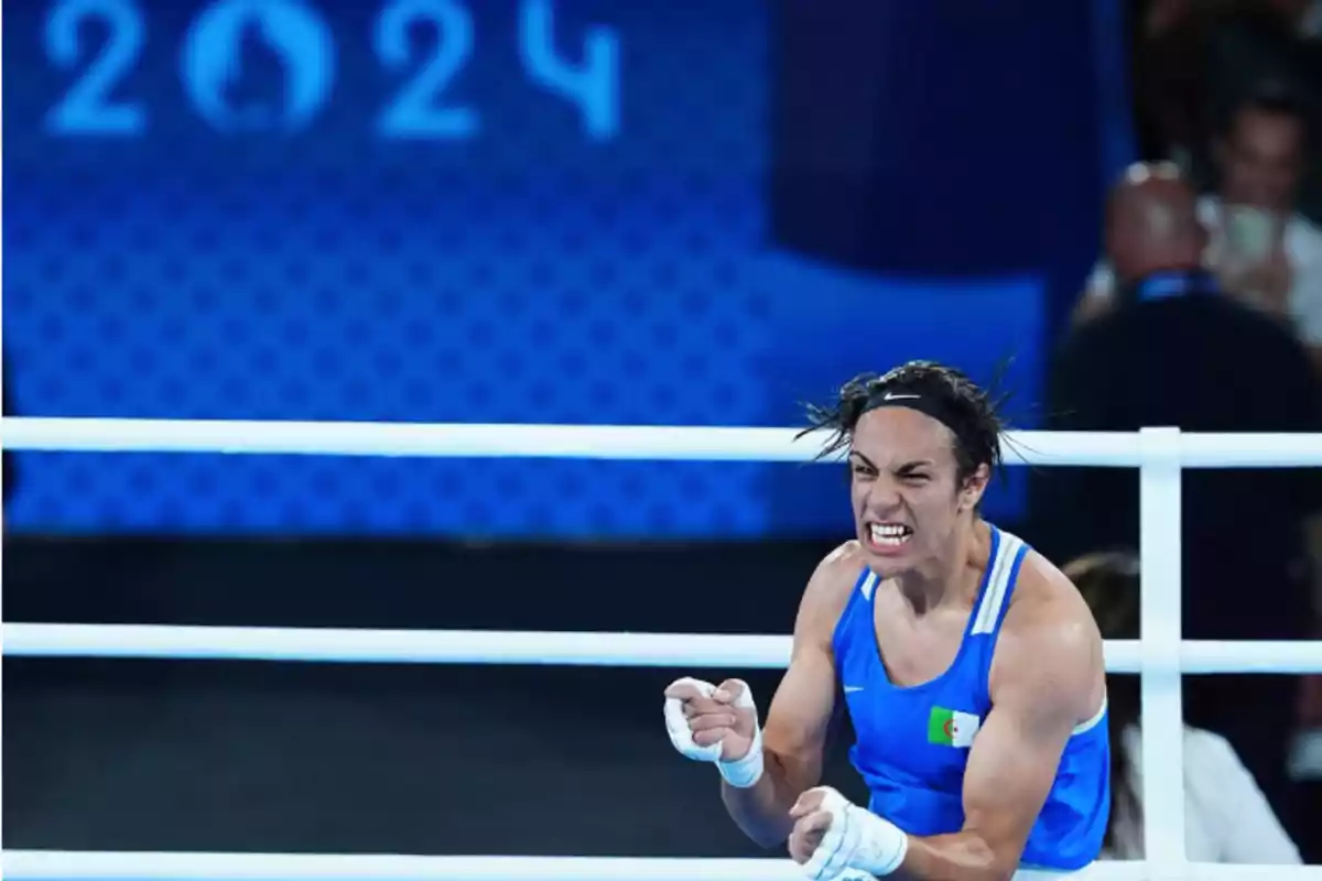 Una boxeadora celebra con emoción dentro del ring, con el año 2024 visible en el fondo.