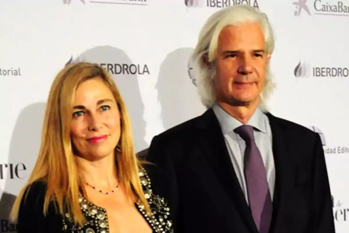 Una mujer y un hombre posando juntos en un evento con un fondo de logotipos de Iberdrola y CaixaBank.