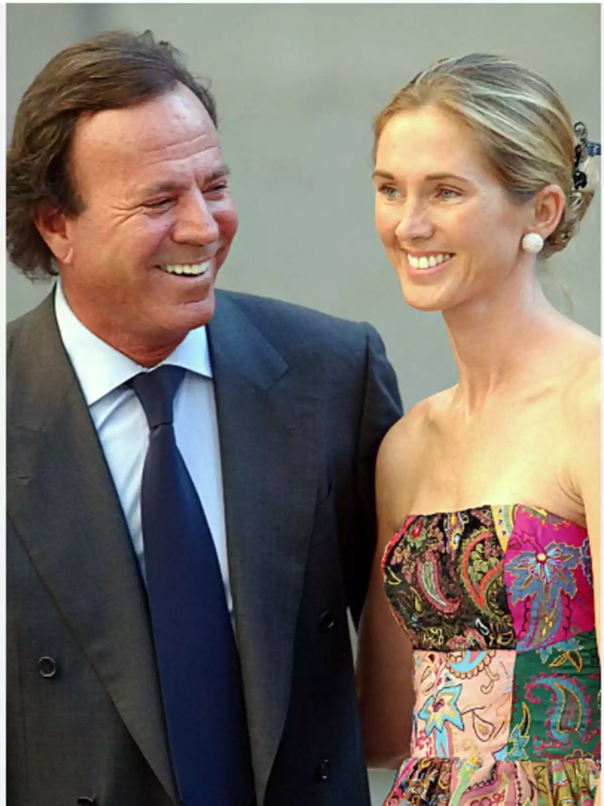 El cantante Julio Iglesias y la modelo Miranda Rijnsburger en la boda de Ana Aznar y Alejandro Agag.