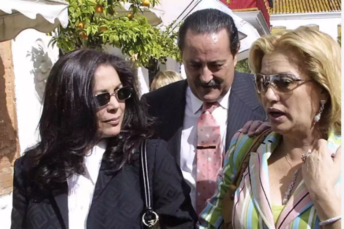 Julián Muñoz, Isabel Pantoja y Maite Zaldívar paseando por Marbella durante la celebración del Día de Andalucía el 28 de febrero de 2003.