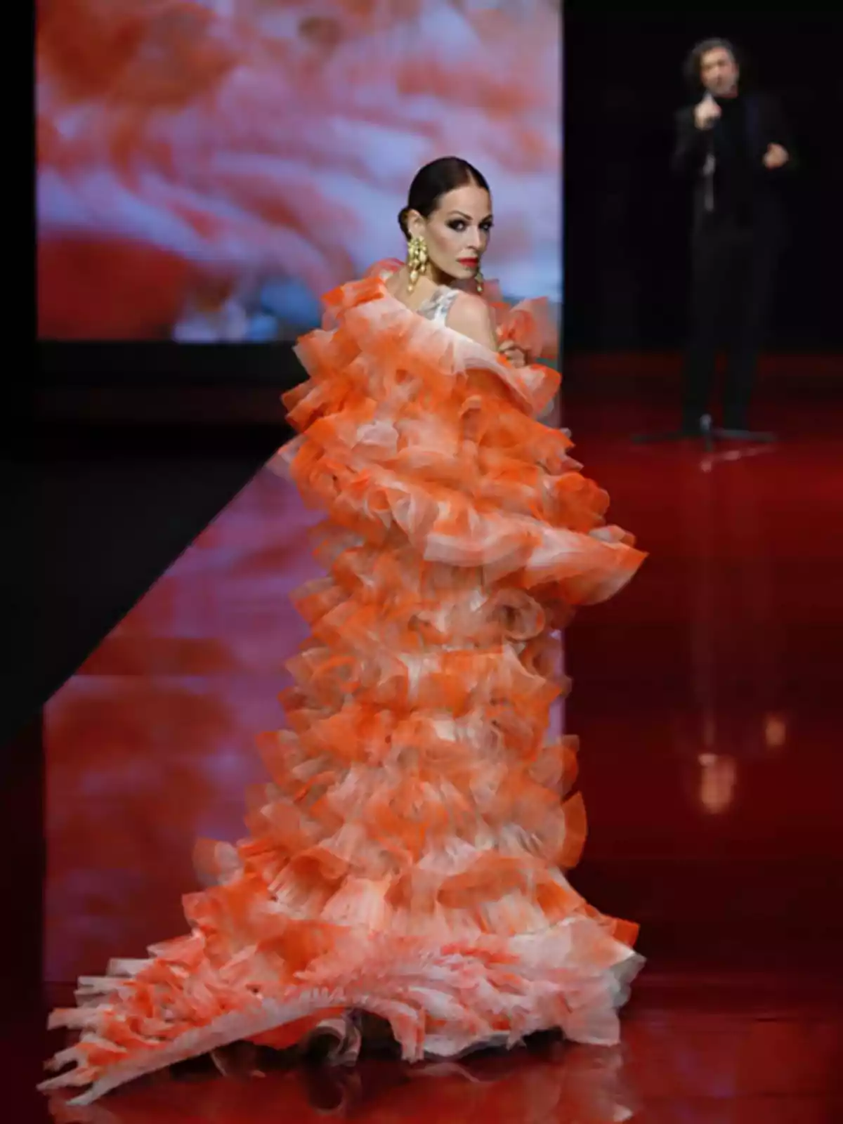 La modelo Eva González posa con uno de los diseños de SIMOF en el desfile de Victorio&Lucchino.