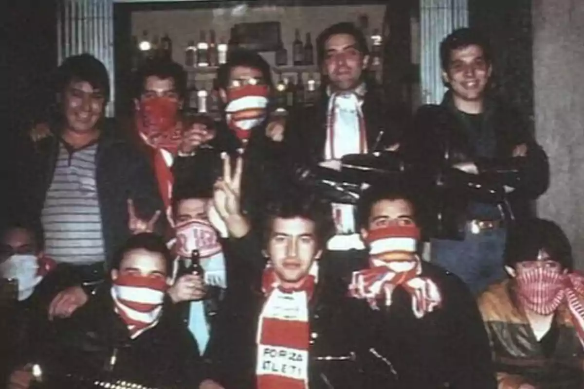 Un grupo de personas posando para una foto, algunas de ellas con bufandas y pañuelos cubriendo sus rostros.