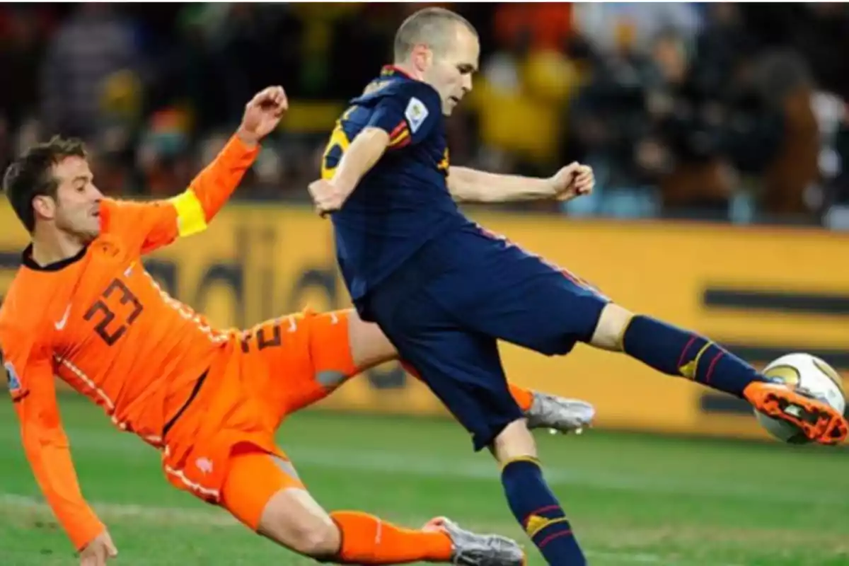 Rafael Ferdinand van der Vaart y Andrés Iniesta durante la final del Mundial de 2010 en Sudáfrica.