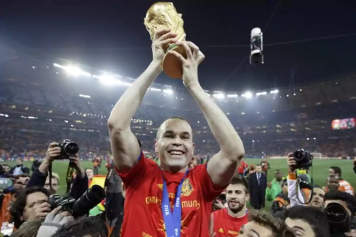 Andrés Iniesta levanta la copa tras haber ganado la final del Mundial de Sudáfrica en 2010.