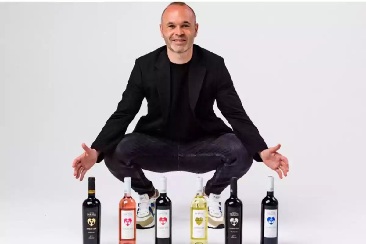 Andrés Iniesta con algunas de las botellas de vino de las Bodegas Iniesta.