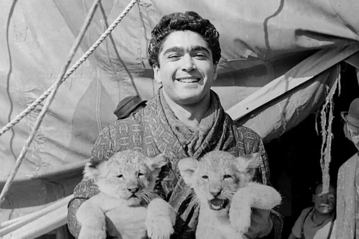 El domador Ángel Cristo junto a dos leones en el circo.