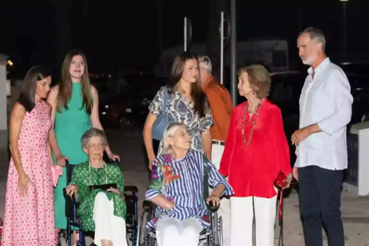 La Reina Letizia, la infanta Sofía, Irene de Grecia, Leonor de Borbón, Tatiana Radziwill, la reina Sofía, Jean Henry Fruchaud y el Rey Felipe IV llegan al restaurante 