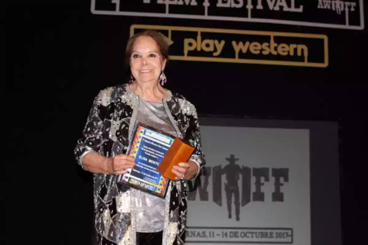 La actriz granadina Elisa Montés recibe el Premio Asfaan en el marco del Almería Western Film Festival.