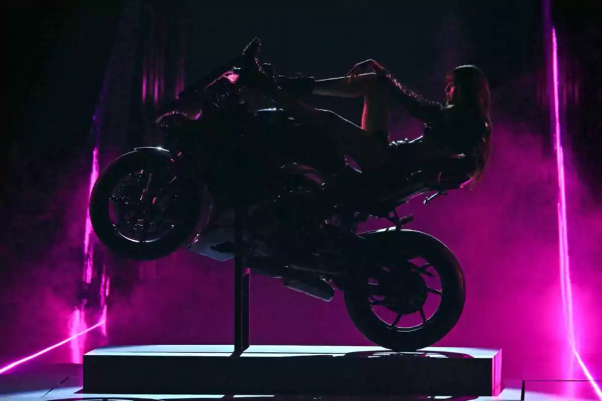 Apertura del desfile Victoria’s Secret 2024 con Lisa sobre una moto.