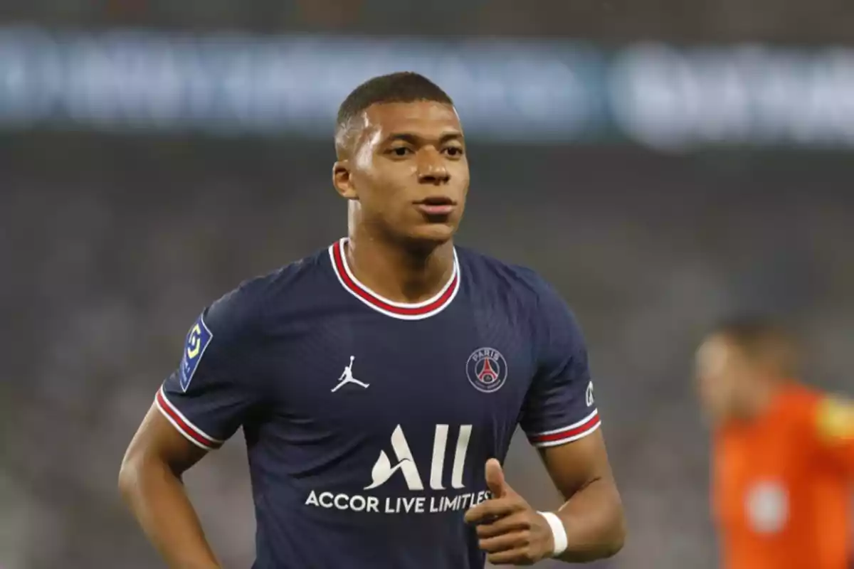 El futbolista Kylian Mbappé durante un partido con la selección de Francia.