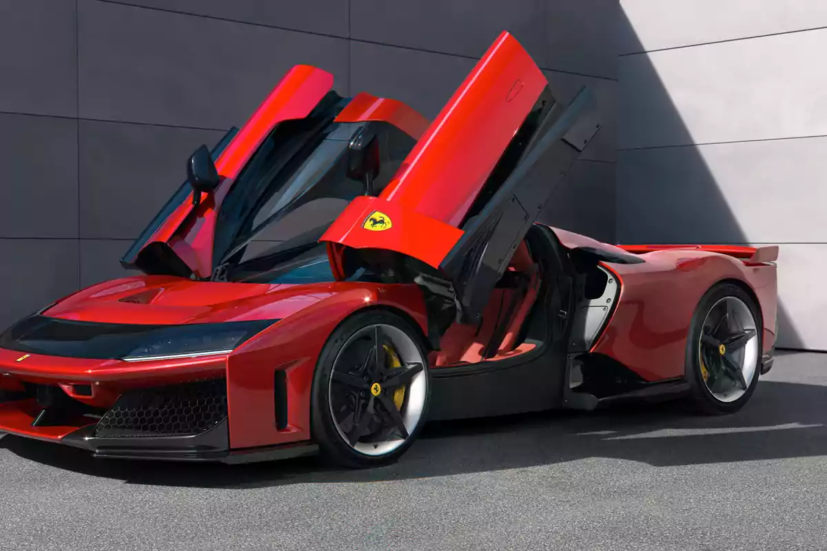 Un auto Ferrari F80 deportivo rojo con puertas de ala de gaviota abiertas estacionado frente a una pared gris.