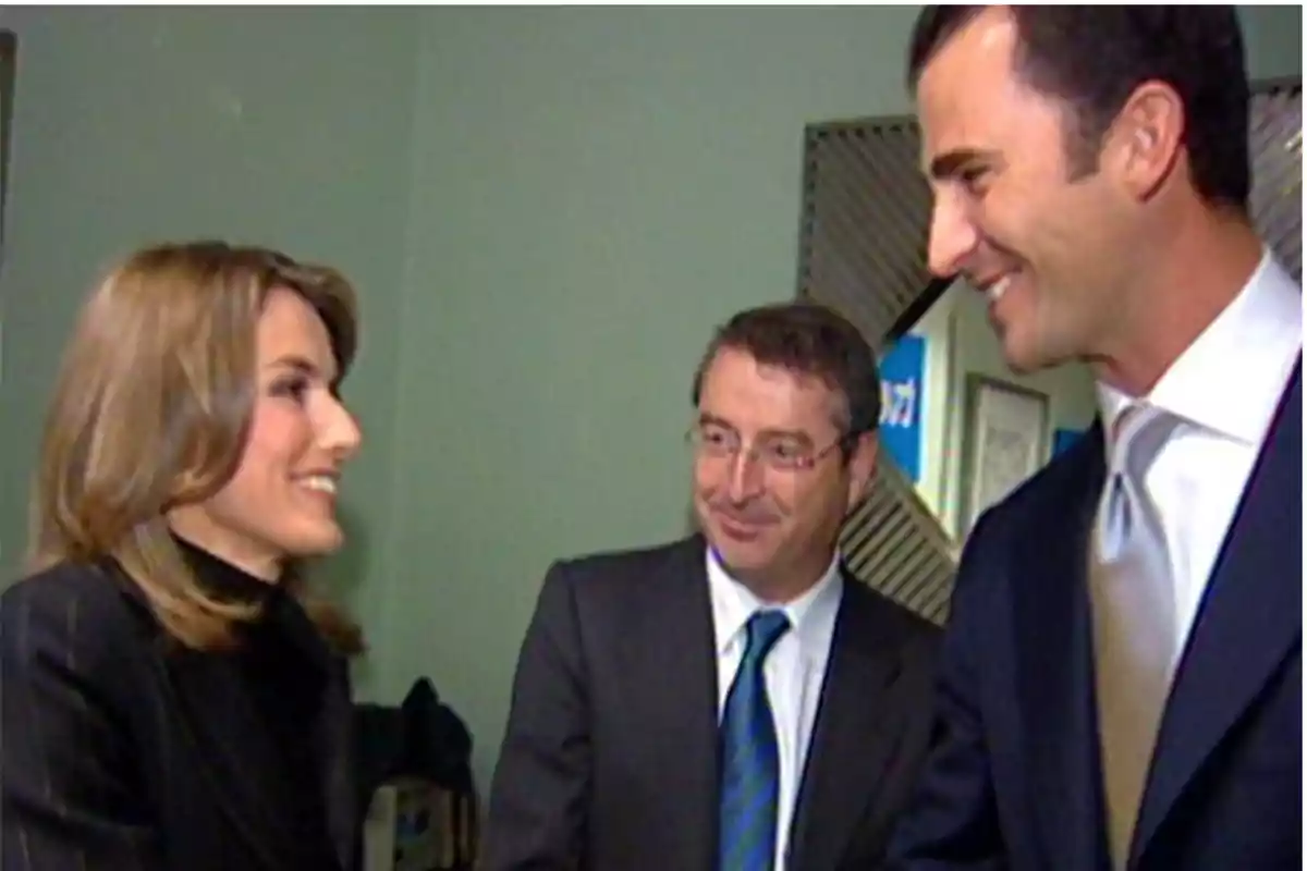 La entonces periodista Letizia Ortiz y el príncipe Felipe en el set de Televisión Española en los premios Príncipe de Asturias de 2003.