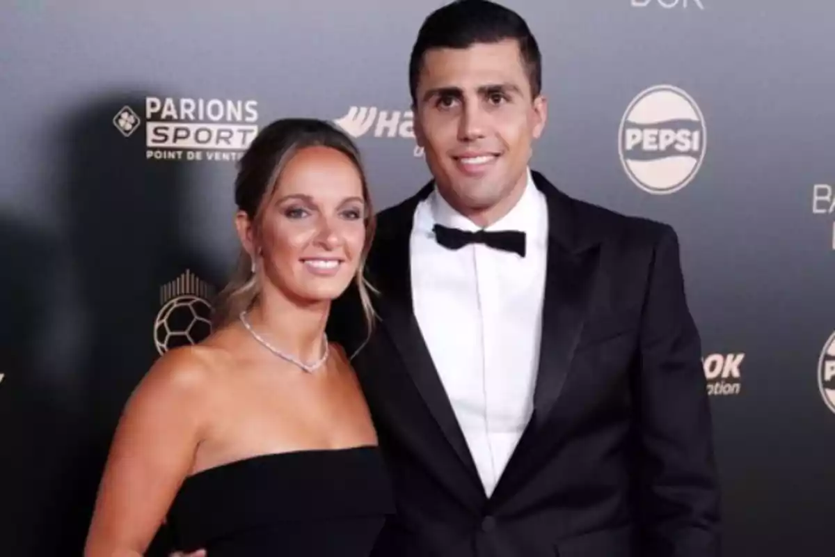 Laura Iglesias junto a Rodri Hernández en la ceremonia del Balón de Oro 2024.