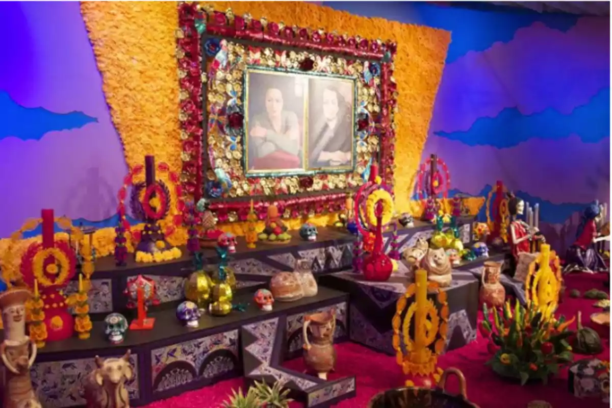 Un colorido altar de Día de Muertos decorado con flores de cempasúchil, calaveras y ofrendas tradicionales.