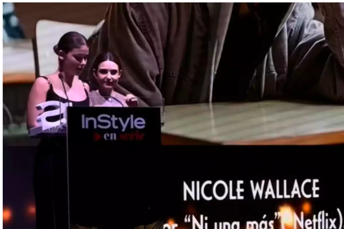 Nicole Wallace durante su discurso en los premios In Style Series